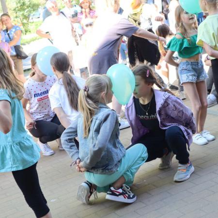 Dzieci tańczą w konkursie "Taniec z balonem"