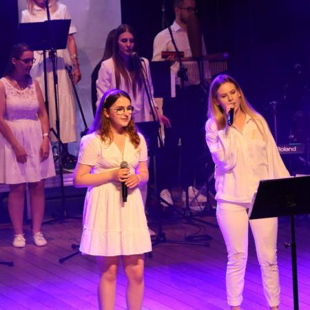 Dwie  kobiety śpiewają a Koncercie Uwielbienia w RCK