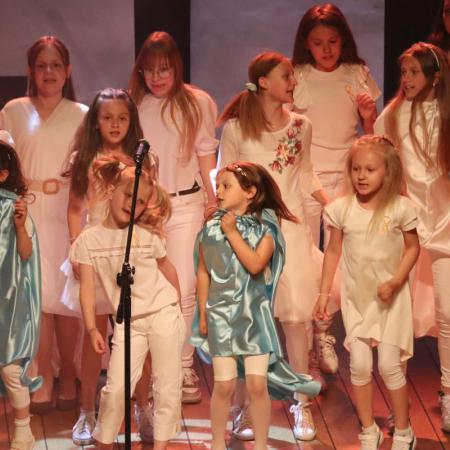 Grupa dzieci śpiewa na koncercie uwielbienia