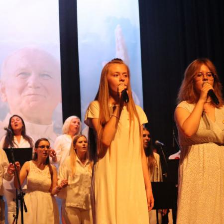 Dwie dziewczyny śpiewają na scenie podczas Koncertu Uwielbienia