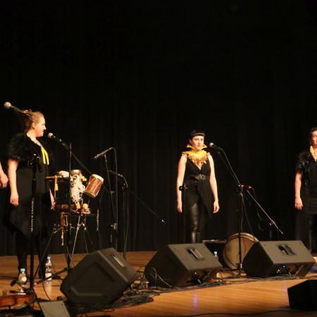 Kobiety z zespołu "KOSY" występują na scenie w RCK