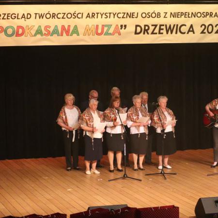 Grupa kobiet śpiewa na scenie podczas przeglądu "Podkasana muza"