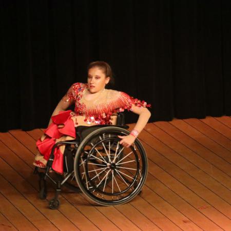 Kobieta na wózku inwalidzkim tańczy na scenie