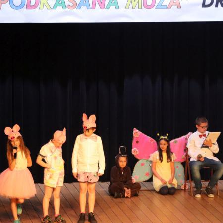 Grupa dzieci przedstawia sztukę teatralną pt: "Trzy świnki"