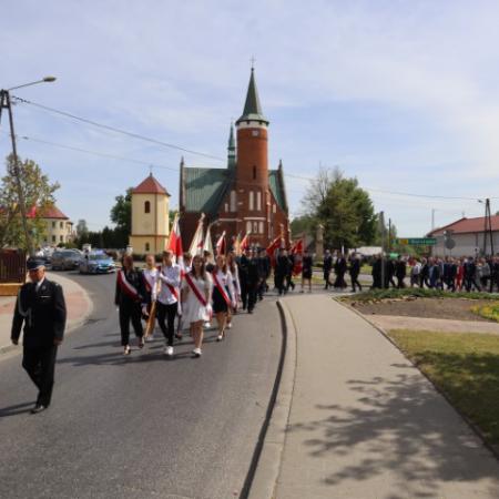 Pochód 3 majowy z Kościoła do parku