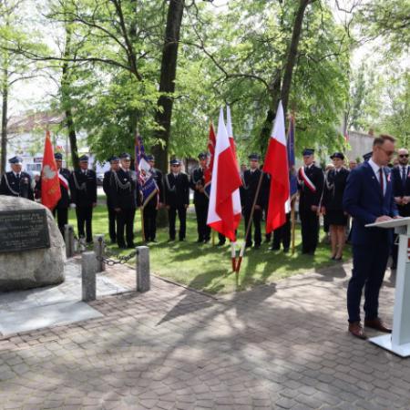 Uroczystość 3 maja i święta Strazaka pod pomnikiem w Drzewicy