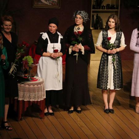 Reżyser Marta Szymańska przedstawia grupę teatralną występującą w sztuce "Czapka Błazeńska"