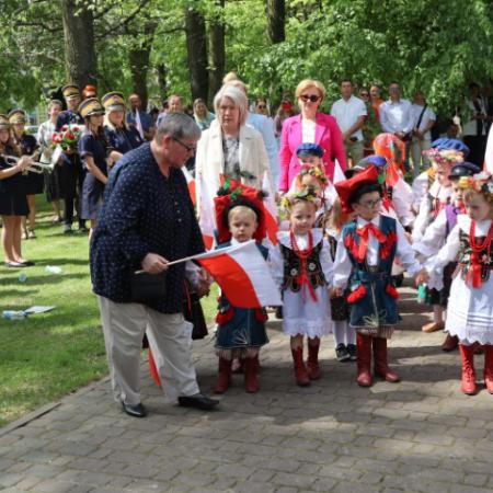 Przedszkole samorządowe w Drzewicy w drodze podczas składania kwiatów pomnik 