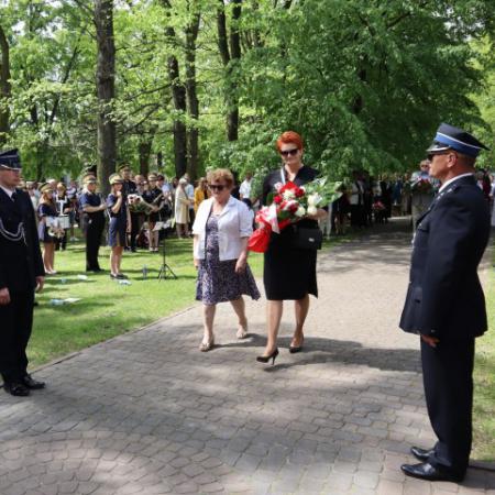 Prezes TPD podczas składnai kwiató pod pomnik