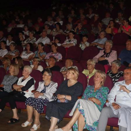 Publiczność przybyła na sztukę teatralną pt."Czapka Błazeńska"