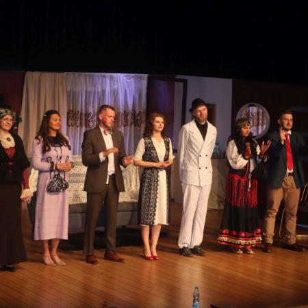 Aktorzy stoją na scenie po sztuce teatralnej "Czapka Błazeńska"