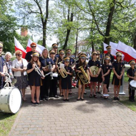 Dyrektor RCK z Orkiestra Dętą z Drzewicy i Członkiniami TPD 