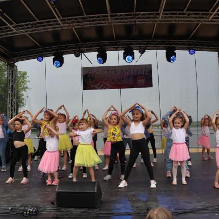 Grupa dzieci tańczy na scenie podczas Sobótki