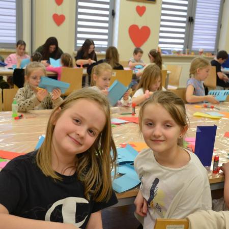 Dziewczynki pozuja do zdjęcia na zajęciach