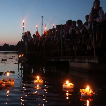 Zapalone wianki płyną po zalewie w Drzewicy