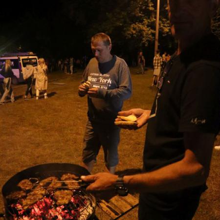 Chłopaki grillują podczas Sobótki