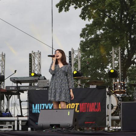 Laureatka gminnych eliminacji konkursu wokalnego "Wygraj Szansę "podczas występu na scenie