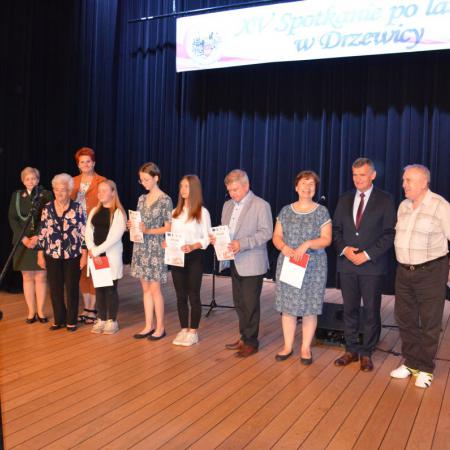 Wspólne zdjęcie laureatów konkursu z Burmistrzem Drzewicy, Dyrektor RCK, przewodniczącymi TPD i Koła Łowieckiego 