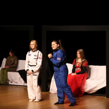 Grupa aktorów w trakcie przedstawienia.