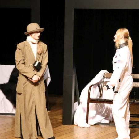 Gra aktorska dwóch dziewczyn z grupy teatralnej KILAKA.