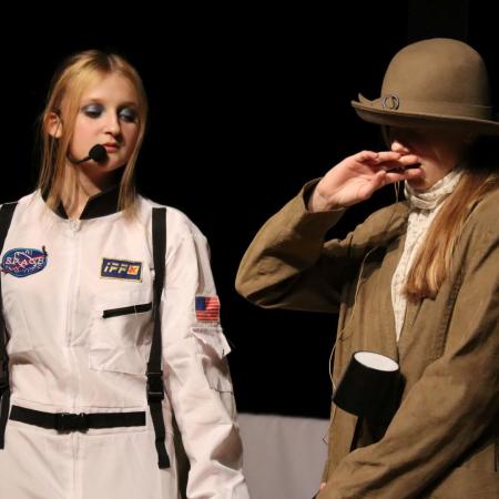 Dwie młode kobiety odgrywają scenę podczas spektaklu MAŁY KSIĄŻE AWANGARDOWO