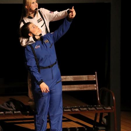 MAŁY KSIĄŻĘ AWANGARDOWO - scena dwóch kobiet.