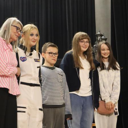 Artyści Grupy KILAKA wraz z rodzicami.