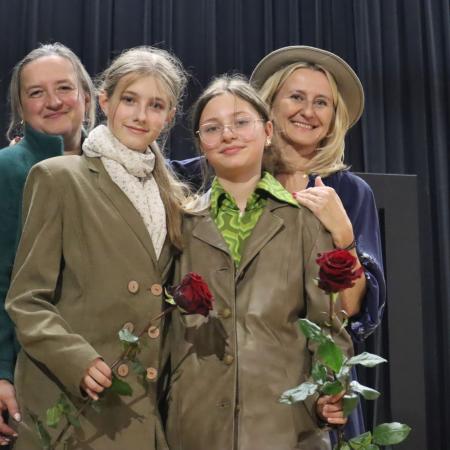 Młode artystki wraz z rodziną.