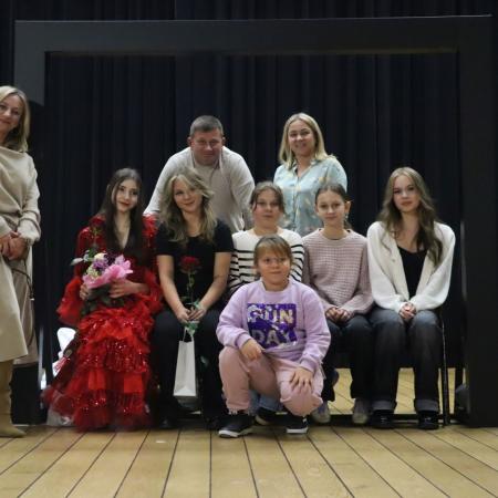 Młodzi Artyści wraz z rodzinami po spektaklu.