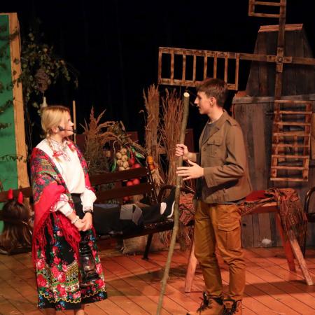 Kobieta i mężczyzna na scenie.