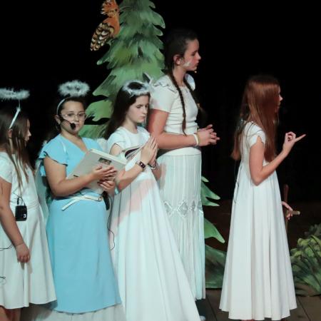 Dzieci przebrane za anioły.