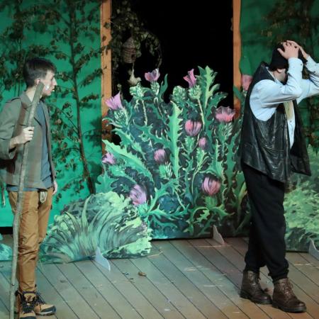 Dwóch mężczyzn odgrywa rolę.