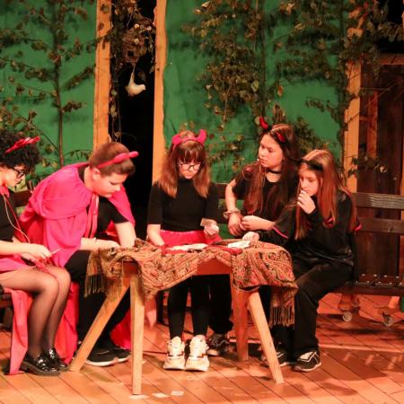 Dzieci przebrane za diabły.