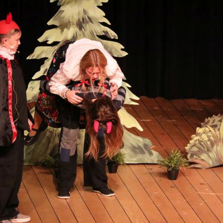 Dzieci w trakcie przedstawienia na scenie RCK.