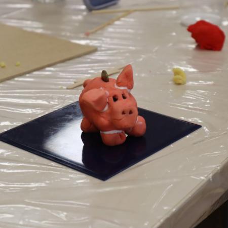 Figurka świnka z masy porcelanowej