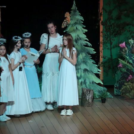 Dzieci w strojach anioła odgrywają scenkę.