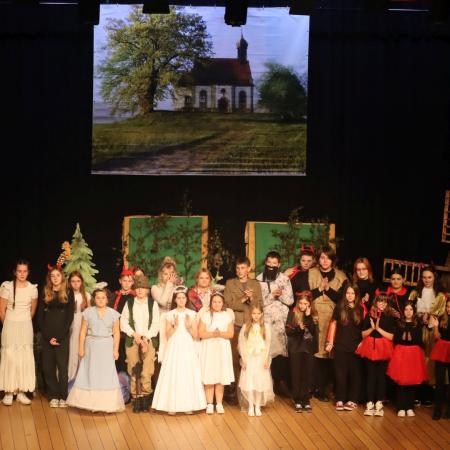 Zakończenie spektaklu, aktorzy na scenie.