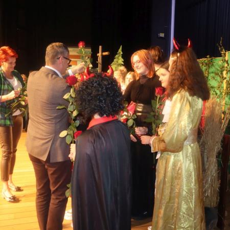 Kwiaty wręczane przez Burmistrza Drzewicy.