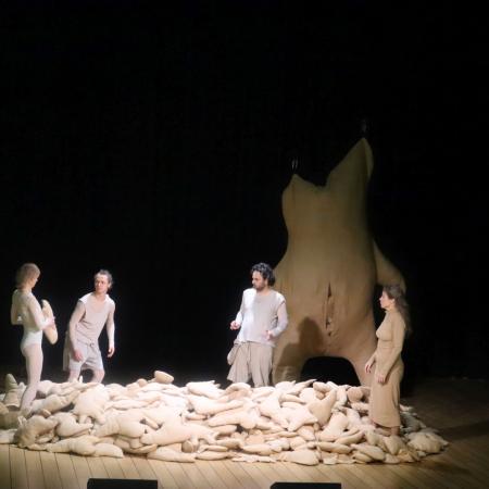 Aktorzy w trakcie występu podczas spektaklu.