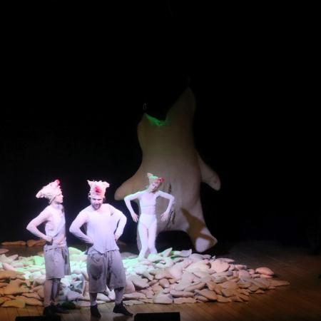 Trójka aktorów na scenie RCK.