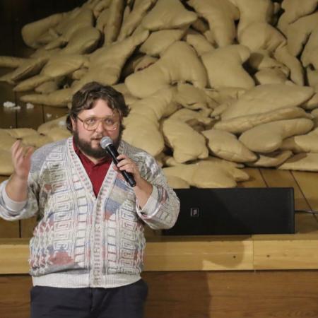 Wykład historyczny dla widowni.