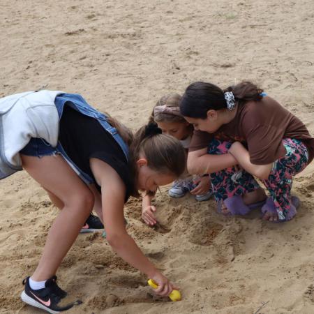 Dzieci budują babki z piasku
