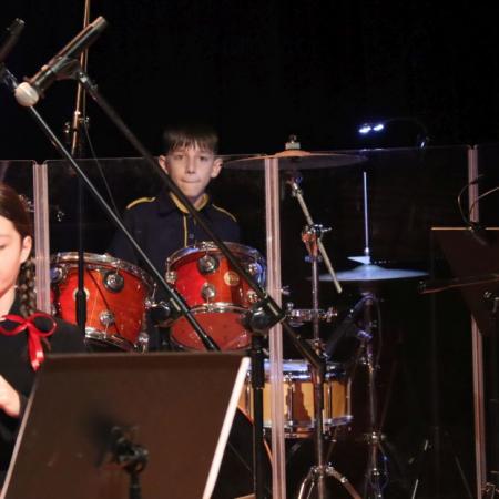 Młody perkusista w trakcie występu.