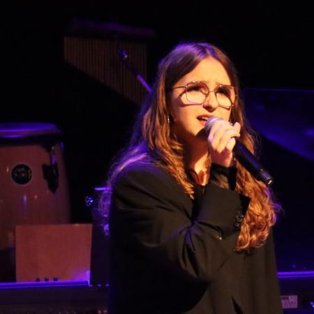 Wokalistka w trakcie wykonywania utworu.