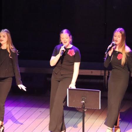 Dziewczyny wykonują piosenkę na scenie RCK.