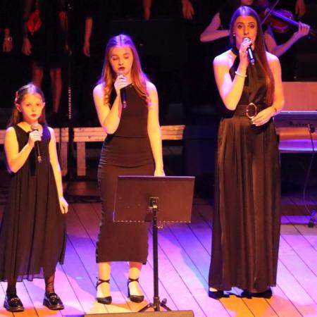 Uczestnicy studia NASZA MELODIA na scenie RCK.