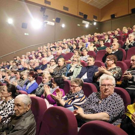 Mieszkańcy czekający na film "Serce Ojca"