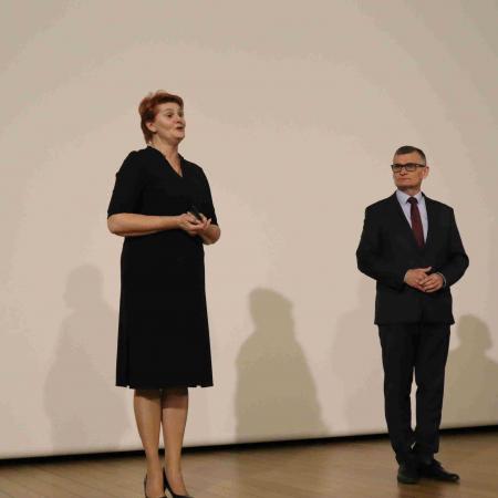 Burmistrz Drzewicy i Dyrektor RCK przemawiają na scenie