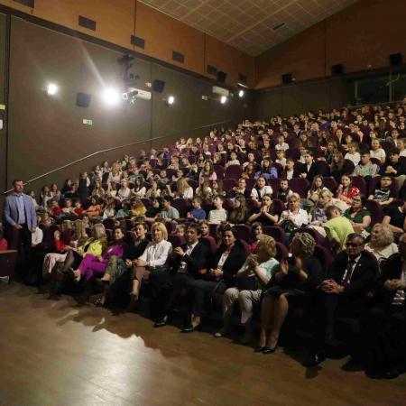 Publiczność zgromadzona na twórczości artystycznej Dzieci i Młodzieży 