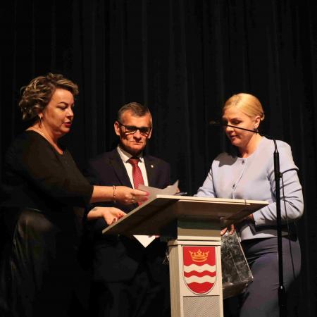 Burmistrz oraz dwie kobiety przemawiają do publiczności 